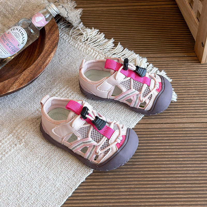 Niños Baotou sandalias de verano 2026 nuevas chicas de moda versátil zapatos de retroceso al aire libre zapatos casuales suaves zapatos individuales
