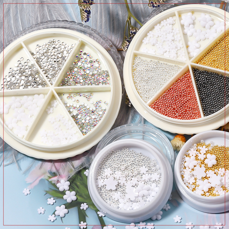 Decoraciones de uñas de moda, pequeñas flores blancas de diferentes tamaños, flores blancas tridimensionales de cinco pétalos, pequeñas cuentas de acero, diamantes de imitación de resina para uñas