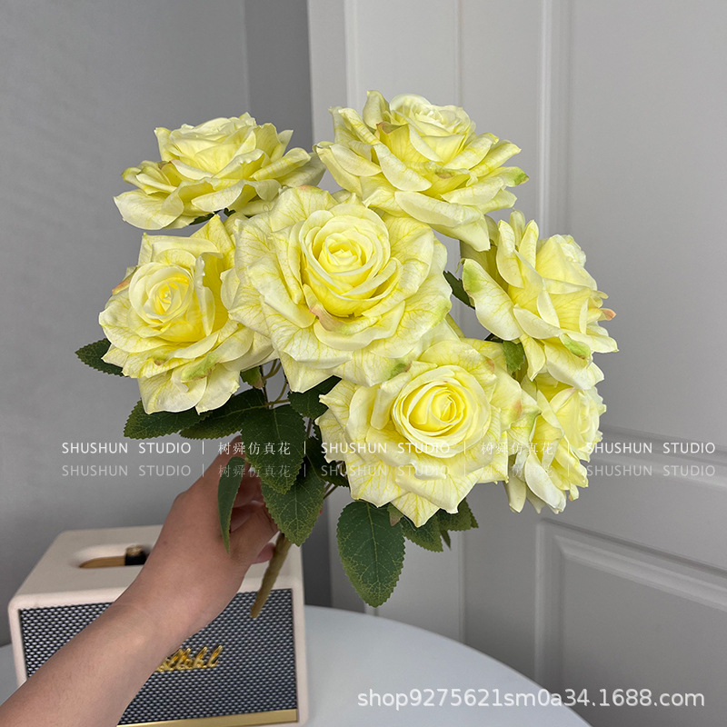 7 개의 만타 장미 번들 (라이트 옐로우)