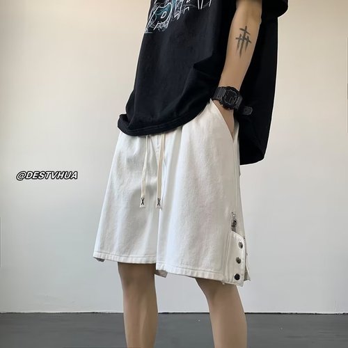 High-street men's American-vibe workwear-style cropped shorts—fashion brand, trendy design, sleek rivet details, and an effortlessly cool, premium vibe.