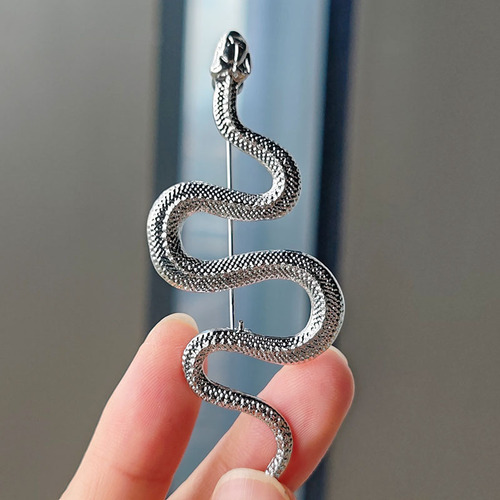 Popular European and American snake-shaped brooches, personalized python badges, men's suit lapel pins, women's coat decorative pins