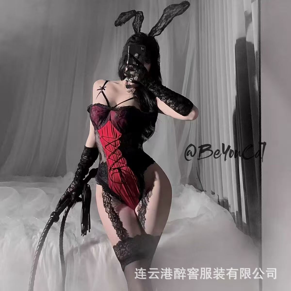 검정색과 빨간색 스트랩 점프수트 + 어울리는 양말 + 머리띠