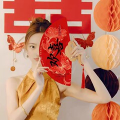 結婚喜扇半月扇子中国風の結婚式の花嫁団がキスをして写真を撮る道具団扇