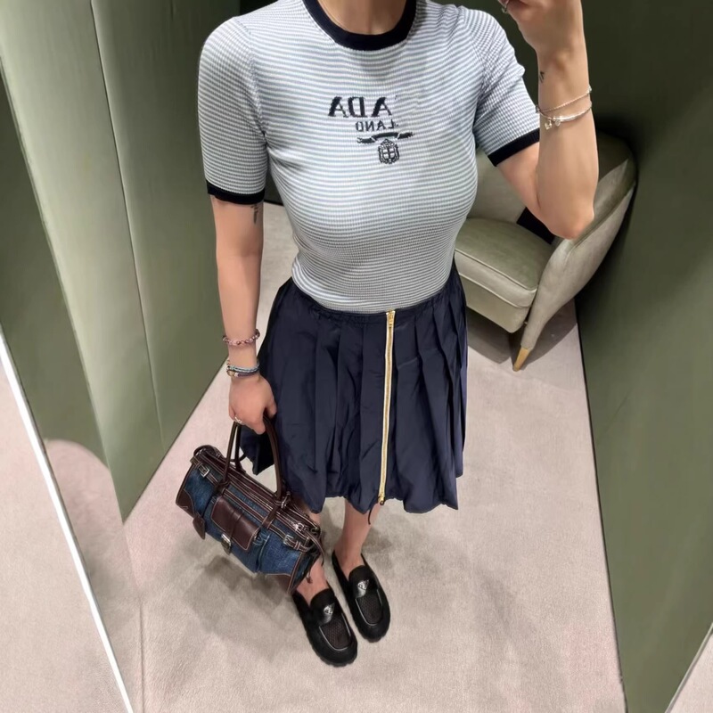 Shenzhen Nanyou High-Quality Version P Brand 26 Spring/Summer New Color-Blocking Letter Print Round-Neck Knit Short-Sleeve Top for Women Shenzhen Nanyou High-Quality Version P Brand 26 Spring/Summer New Color-Blocking Letter Print Round-Neck Knit Short-Sleeve Top for Women