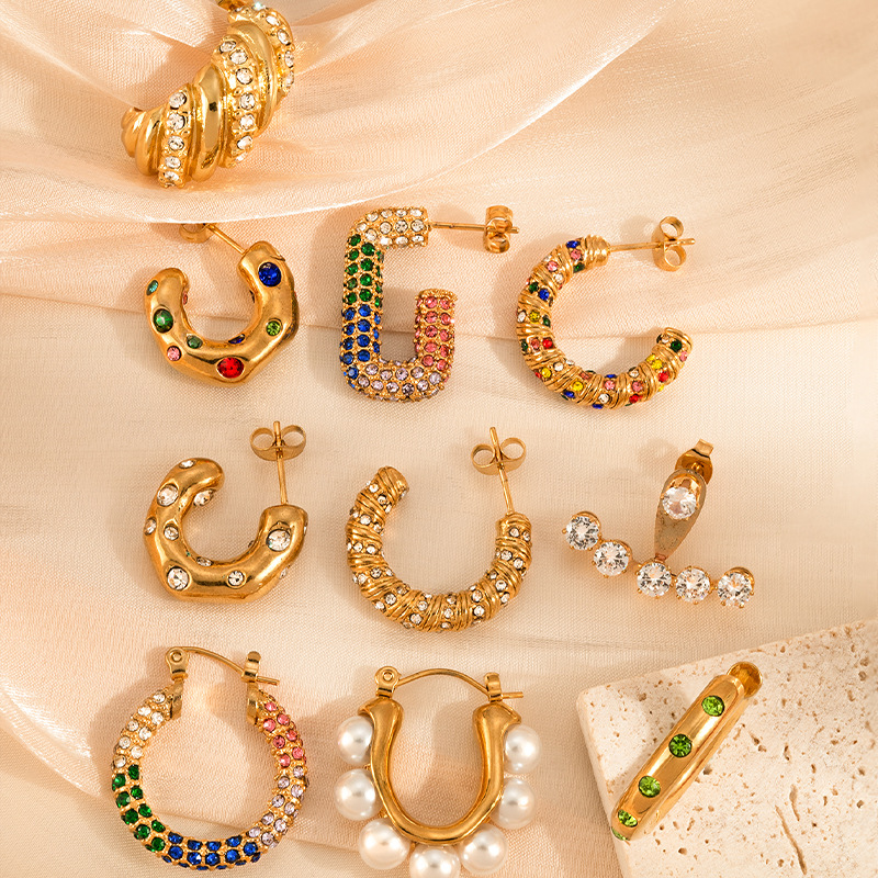 Europa y América transfronteriza retro con incrustaciones de circón pendientes de acero inoxidable creativo temperamento Luz de lujo de alto sentido de las mujeres pendientes de espárragos