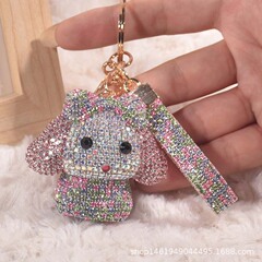 ダイヤモンドの掛け金を入れた玉桂犬のキーホルダー