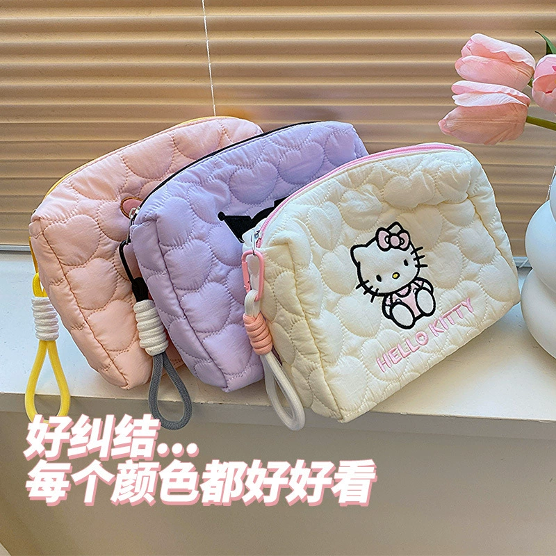 Косметичка Sanrio стеганая с синтепоном-наполнением, просторная дорожная организация, рисунки с героями