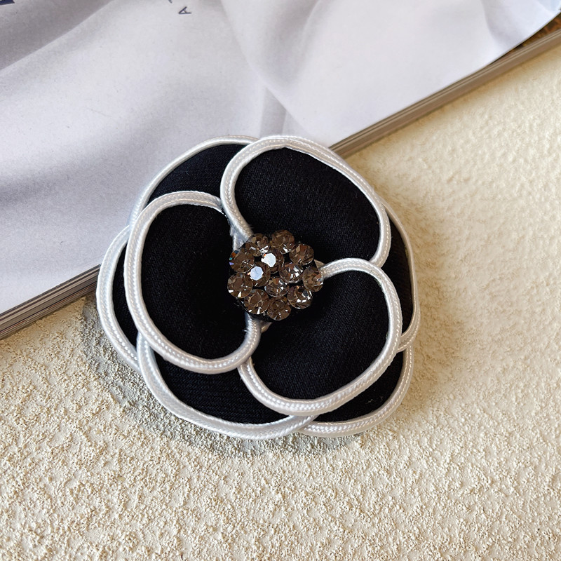 Chanel estilo rhinestone Camelia broche elegante flor collar flor ramillete pin elegante Hepburn francés ropa Accesorios