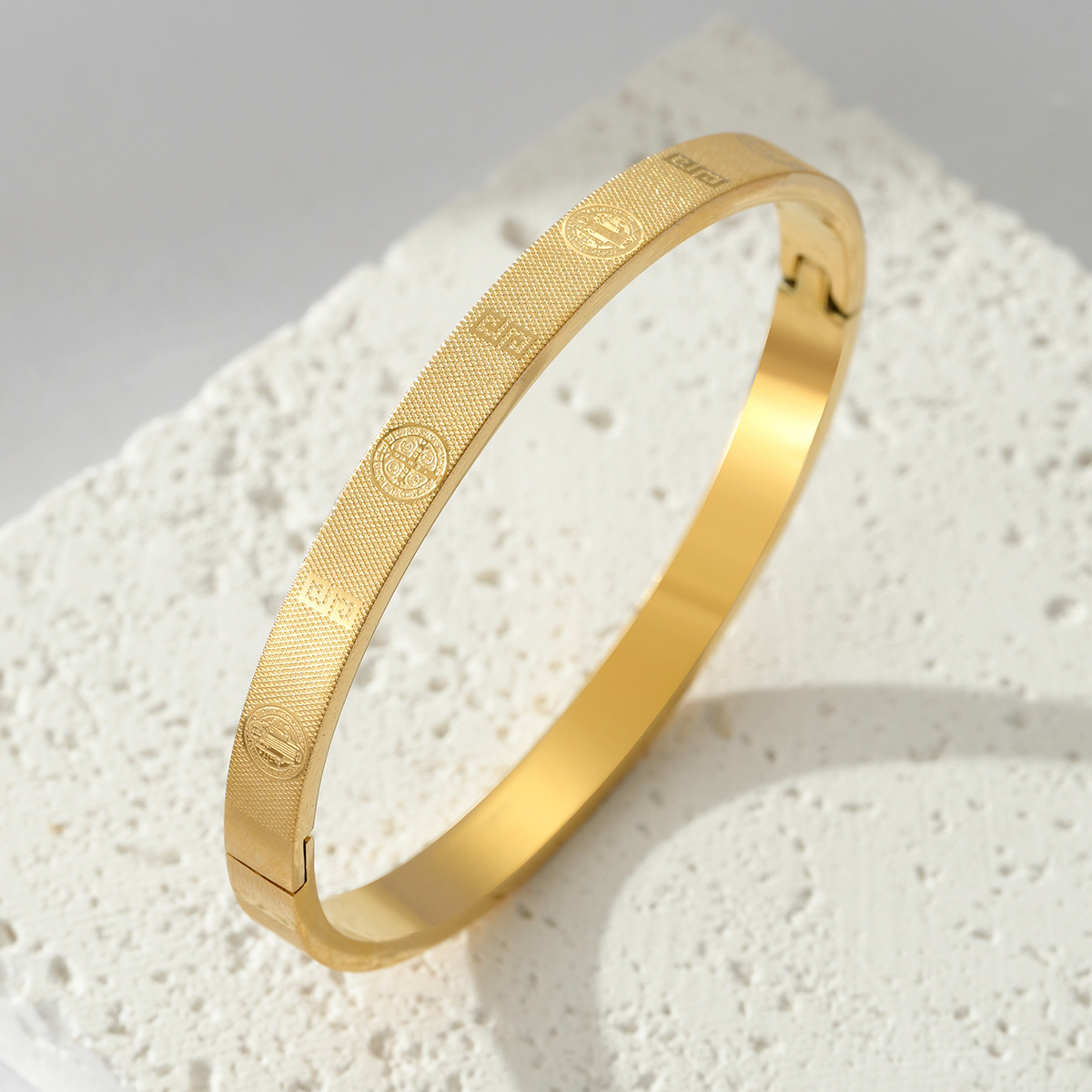 22g Weight Bangle Classification Titanium Steel Chain Material 1 Piece Quantity Holiday, Daily Occasion Titanium Steel Material Symbol Pattern Women's Gender Plating Design Retro Style Retro Symbol Titanium Steel Bangle In Bulk 无