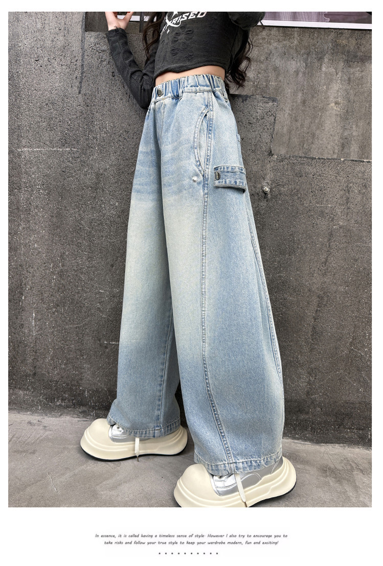 Jeans in denim effetto used per bambini con orlo grezzo e vestibilità comoda - Jeans elasticizzati in vita azzurri per bambine (3-8 anni), stile streetwear alla moda_voghion.com