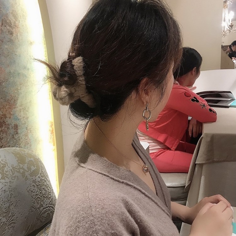 Corea del Sur nuevo Dongdaemun conejo de piel grande clip de pelo de felpa clip de pelo de la espalda de la cabeza horquilla de tiburón clip de horquilla femenina