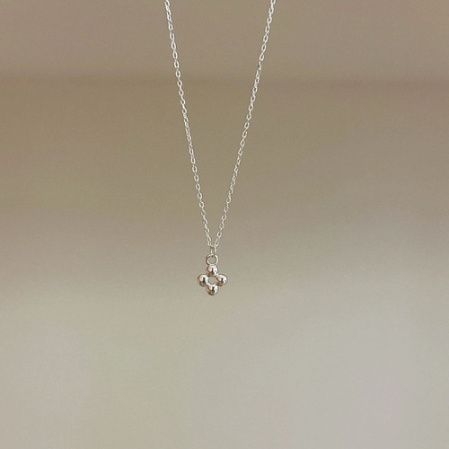 Niche Minimalist Four-Leaf Small Flower Necklace for Women, Versatile Fashion and Elegance, Hollow Flower Pendant Lockchain Same Style