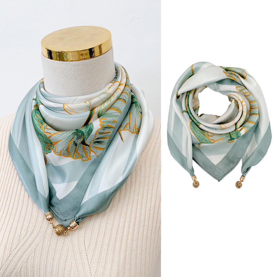 연한 파란색 연꽃 연못 달빛 (65 모조 실크 자석 버클 사각 스카프)