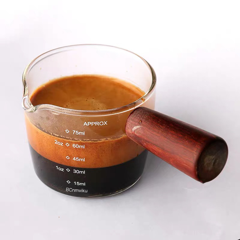 En stock mango de madera doble boca con escala taza de leche 75ml onza de café hogar doble medición taza de medición de vidrio borosilicato