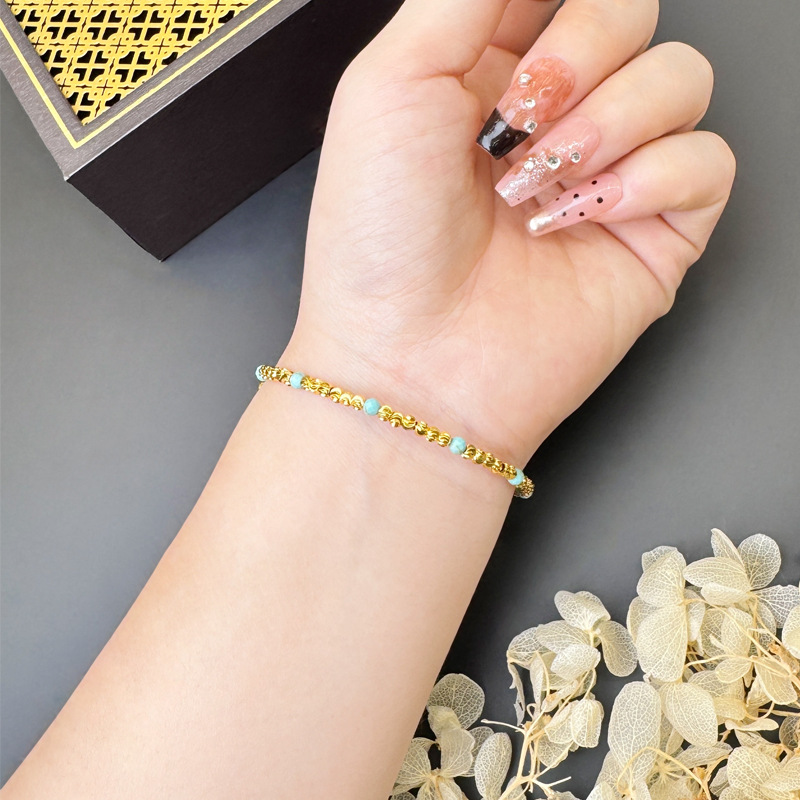 La antigua pulsera con cuentas de turquesa de estilo bohemio de arena dorada de Vietnam no se desvanecerá durante mucho tiempo.