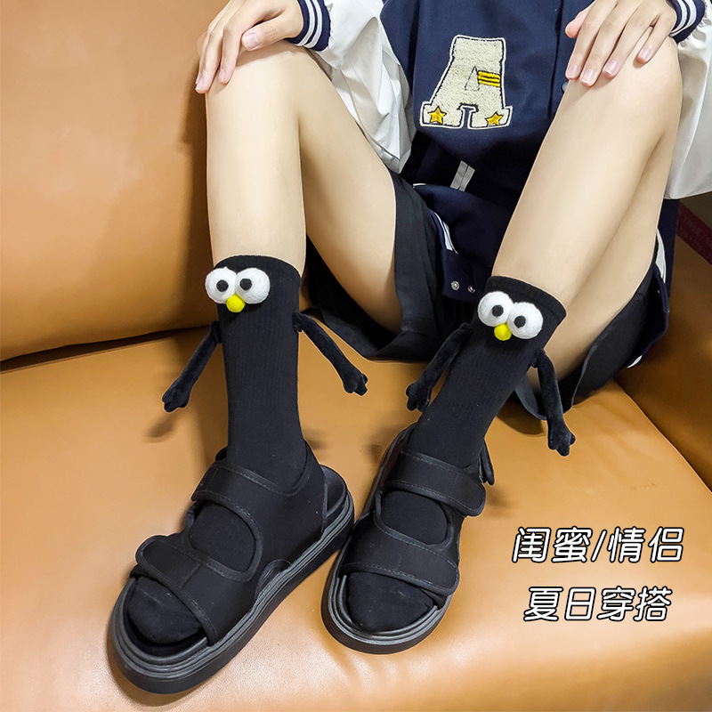 Calcetines de mano pareja calcetines de media pantorrilla de color sólido hombres y mujeres populares deportes calcetines de moda muñeca de dibujos animados tridimensional calcetines de algodón fábrica al por mayor image 3