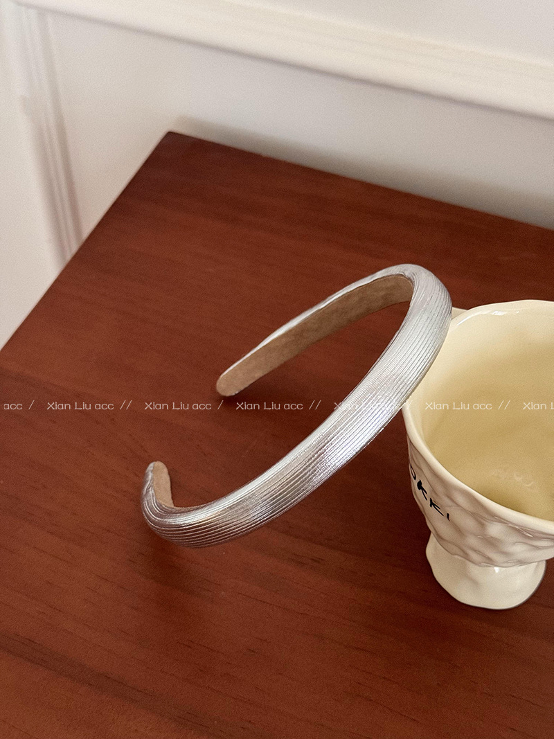 Simple corteza plateada cabello de verano 2024 nuevo agujero de cabeza de alta calidad fuera de la presión de cabello de aire perilla de cabello