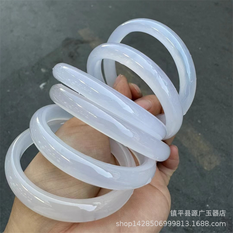 내부 패턴이 있는 좁은 팔찌 통화