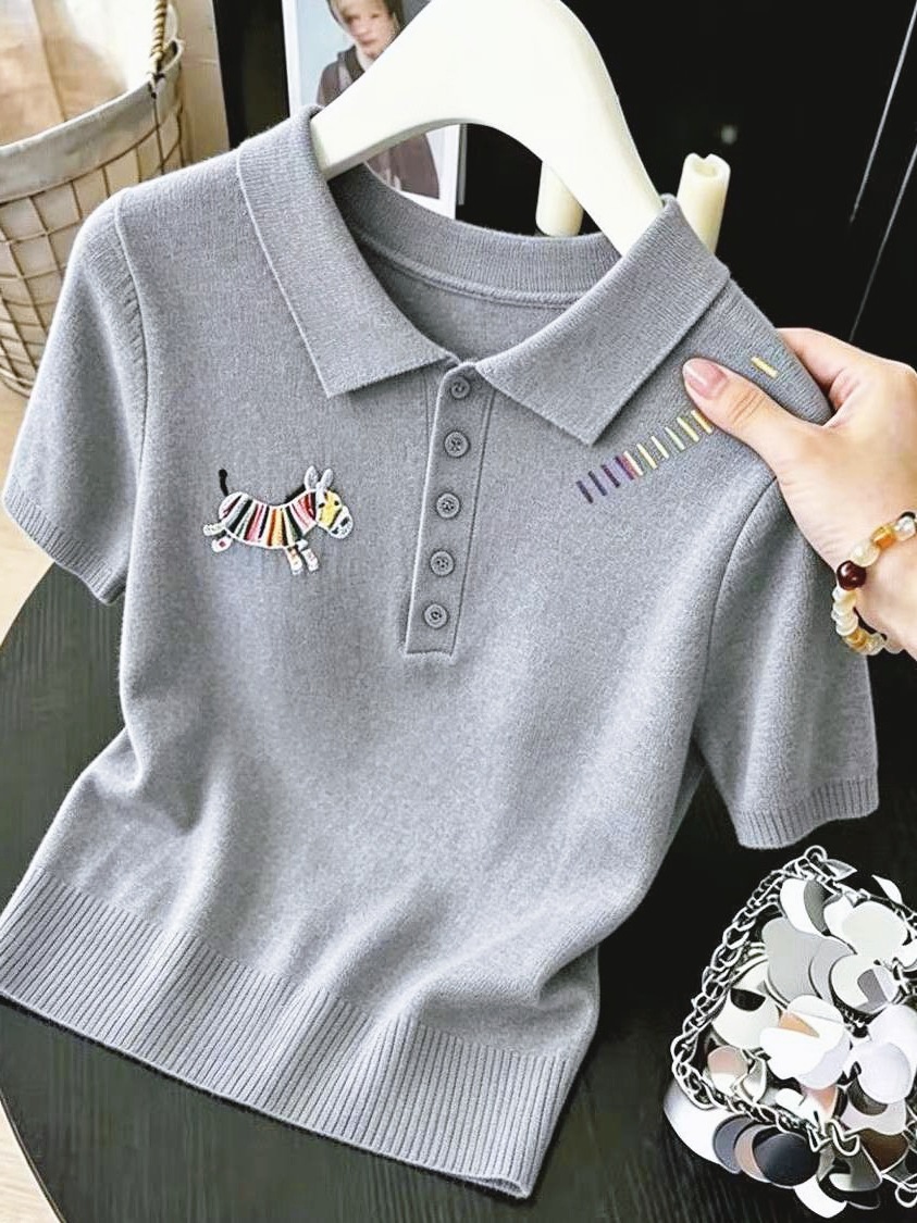 Áo thun polo nữ tay ngắn cổ bẻ thêu họa tiết, chất liệu len lụa mát lạnh, form ôm nhẹ — màu xanh nhạt