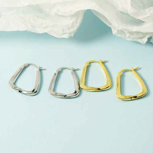 Geometric twisted triangle earrings, irregular new autumn and winter versatile simple cool fashion street style Korean style