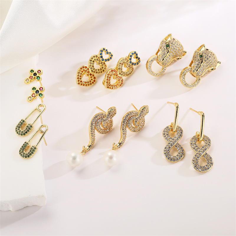 Transfronterizo nuevo cobre europeo y americano chapado en oro Cruz aretes diseño femenino sentido nicho personalidad amor pendientes