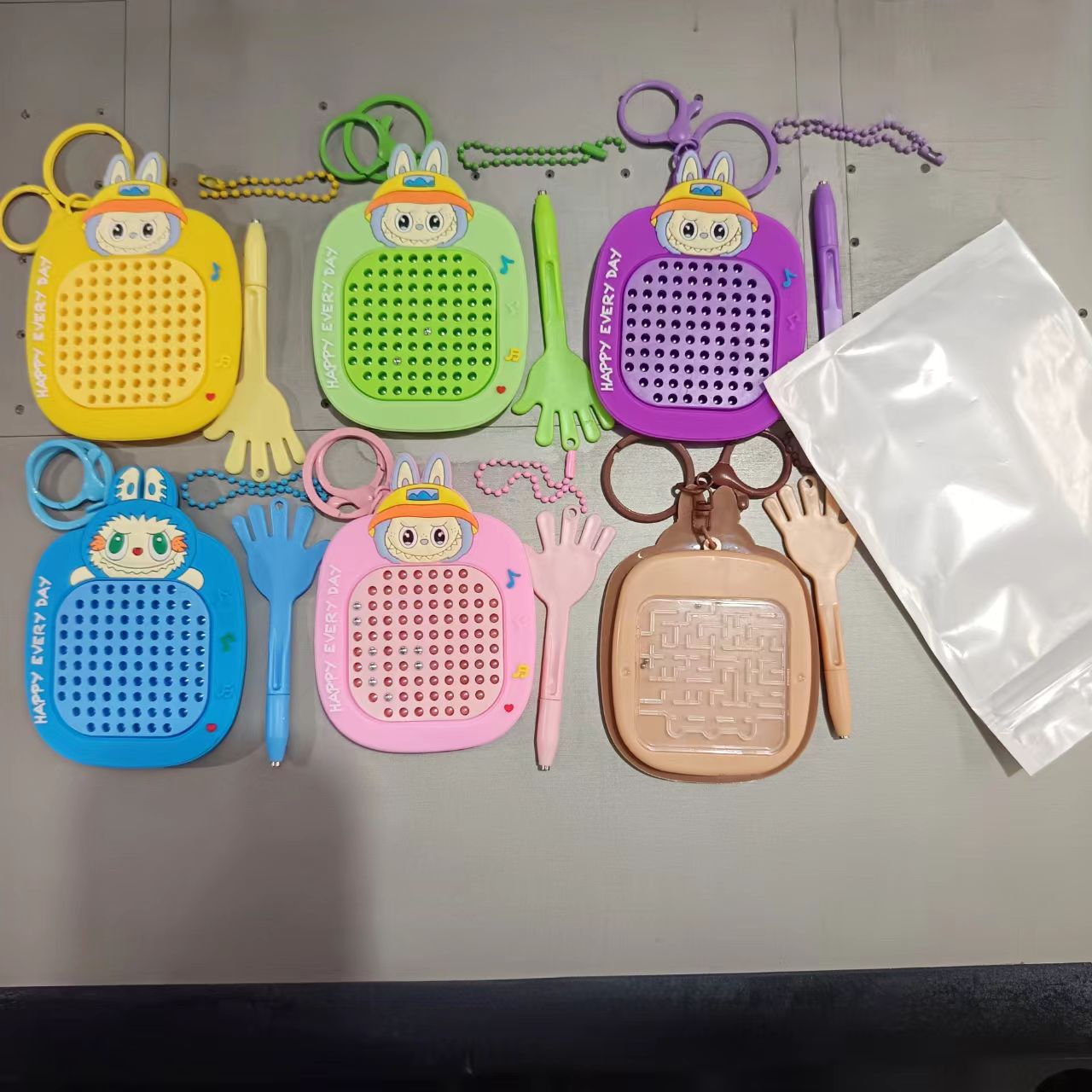 dibujos animados creativos bola de acero de atracción tablero de dibujo bolsas de llaves pequeño colgante descompresión tablero de dibujo magnético juguetes laberinto al por mayor