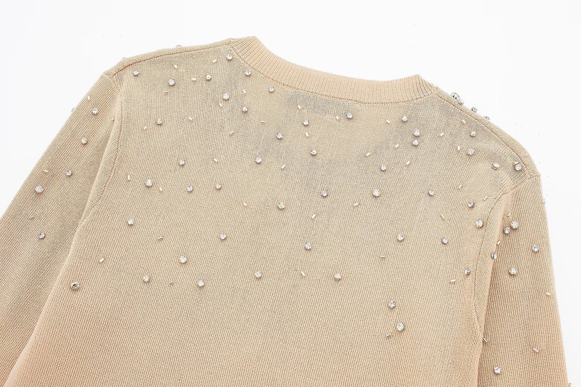 Giacca in maglia con perline e gioielli, estate 2024, da donna_voghion.com