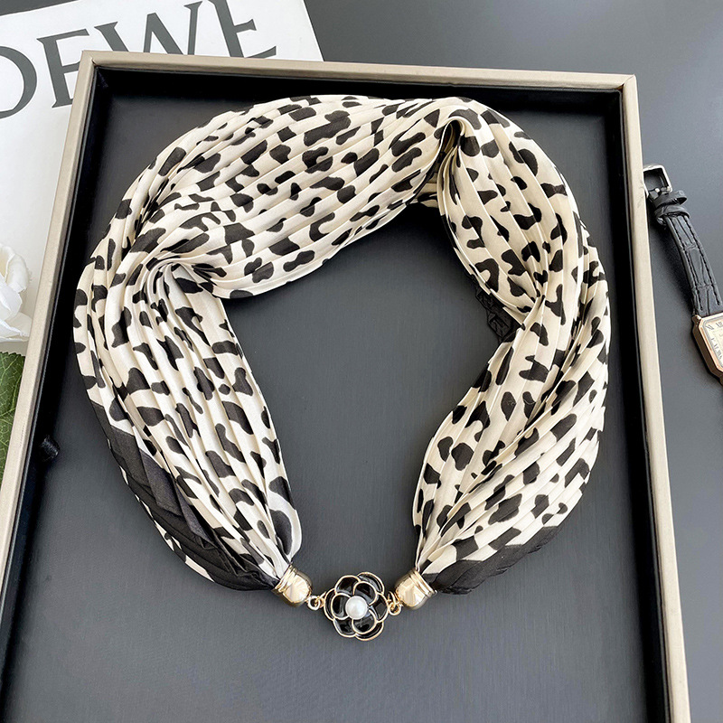 Nuevo collar de bufanda de hebilla magnética versátil elegante bufanda plisada de alto grado correa de muñeca perezosa bufanda banda de pelo