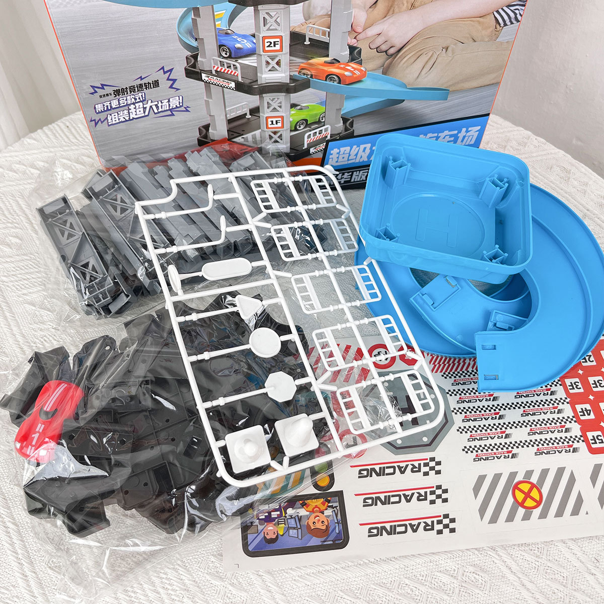 Boys de cinco pisos de pista de estacionamiento gran caja de regalo de estacionamiento juguetes catapultar automóvil eléctrico mecanismo giratorio regalos de inscripción