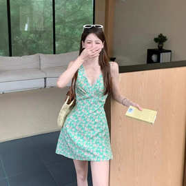 法式气质绿色v领碎花连衣裙女夏季小个子收腰包臀裙无袖背心短裙