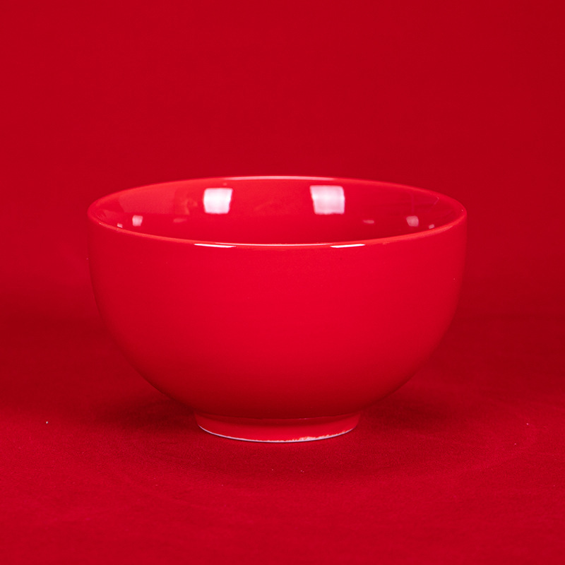 お祝いの赤い陶磁器の食器と皿のスープの碗のステーキの皿の口の杯のシチューの杯|undefined