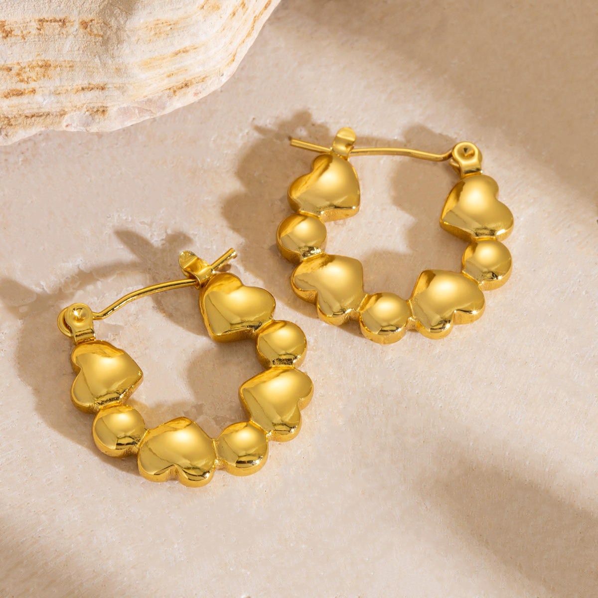 Pendientes de acero de titanio irregulares de diseño de nicho de INS europeo y americano Pendientes de amor simple temperamento de flor todo fósforo mujer