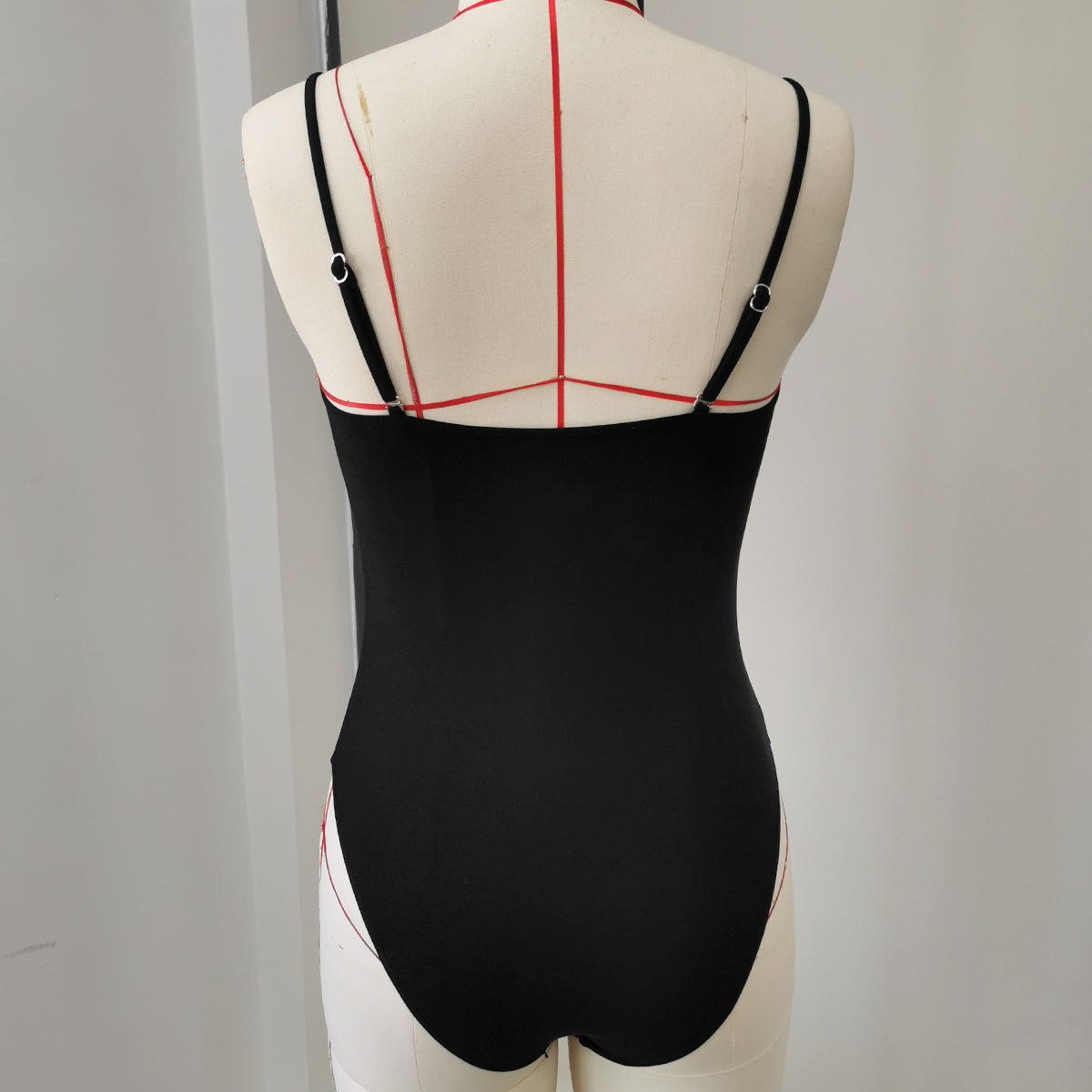Dames badpak uit één stuk met splitrok en triangel ontwerp_voghion.com