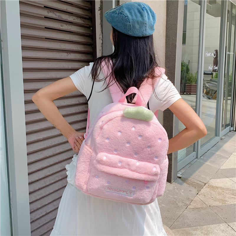 新款拼接草莓背包少女可爱休闲百搭卡通毛绒书包大容量通勤双肩包