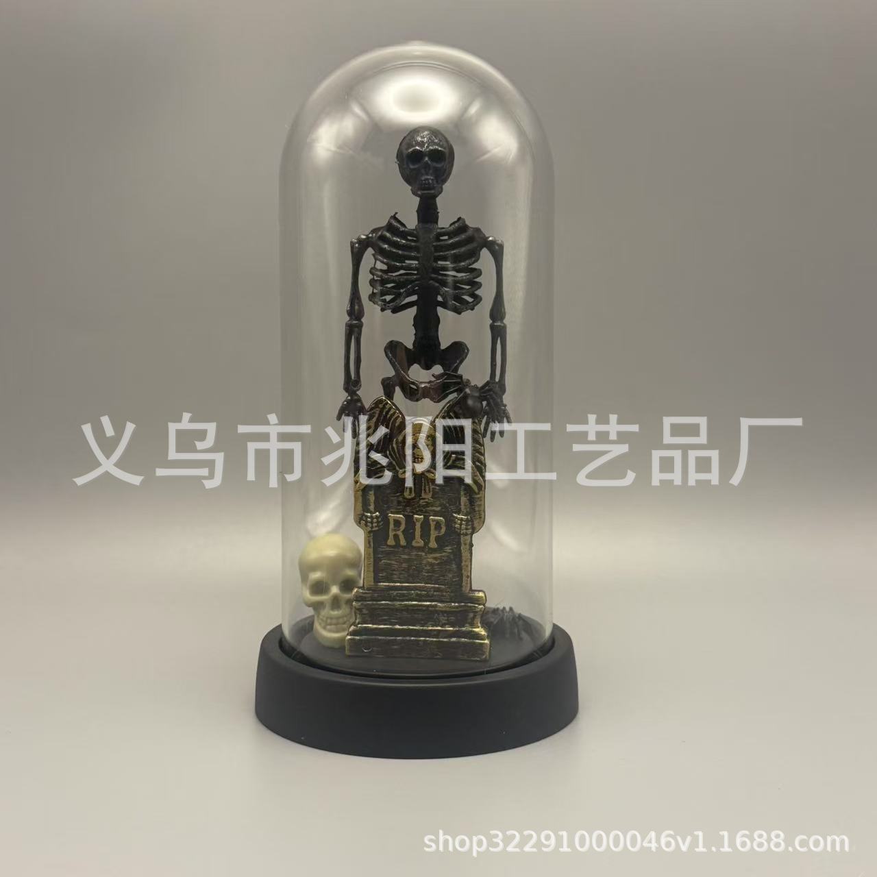 Disposición de Halloween, campana transparente, decoración de la fiesta interior, adornos, fantasmas iluminan la linda noche brillante de fantasmas