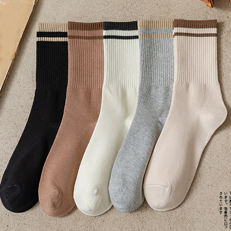 [En stock] Otoño e Invierno nuevos calcetines de algodón largos a rayas japoneses de las mujeres calcetines deportivos de estudiante de estilo universitario calcetines de pareja