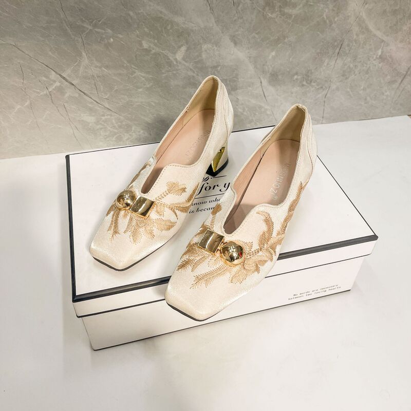 Retro New Chinese Style 2025 Spring New Embroidered Women's Shoes Versatile Square Toe Loafers with Chunky Heels