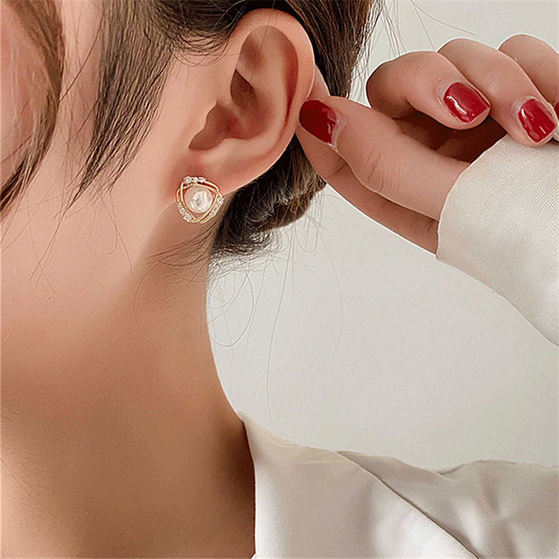 Fashion Hollow Triangle Diamond Earrings Wholesale display picture 1