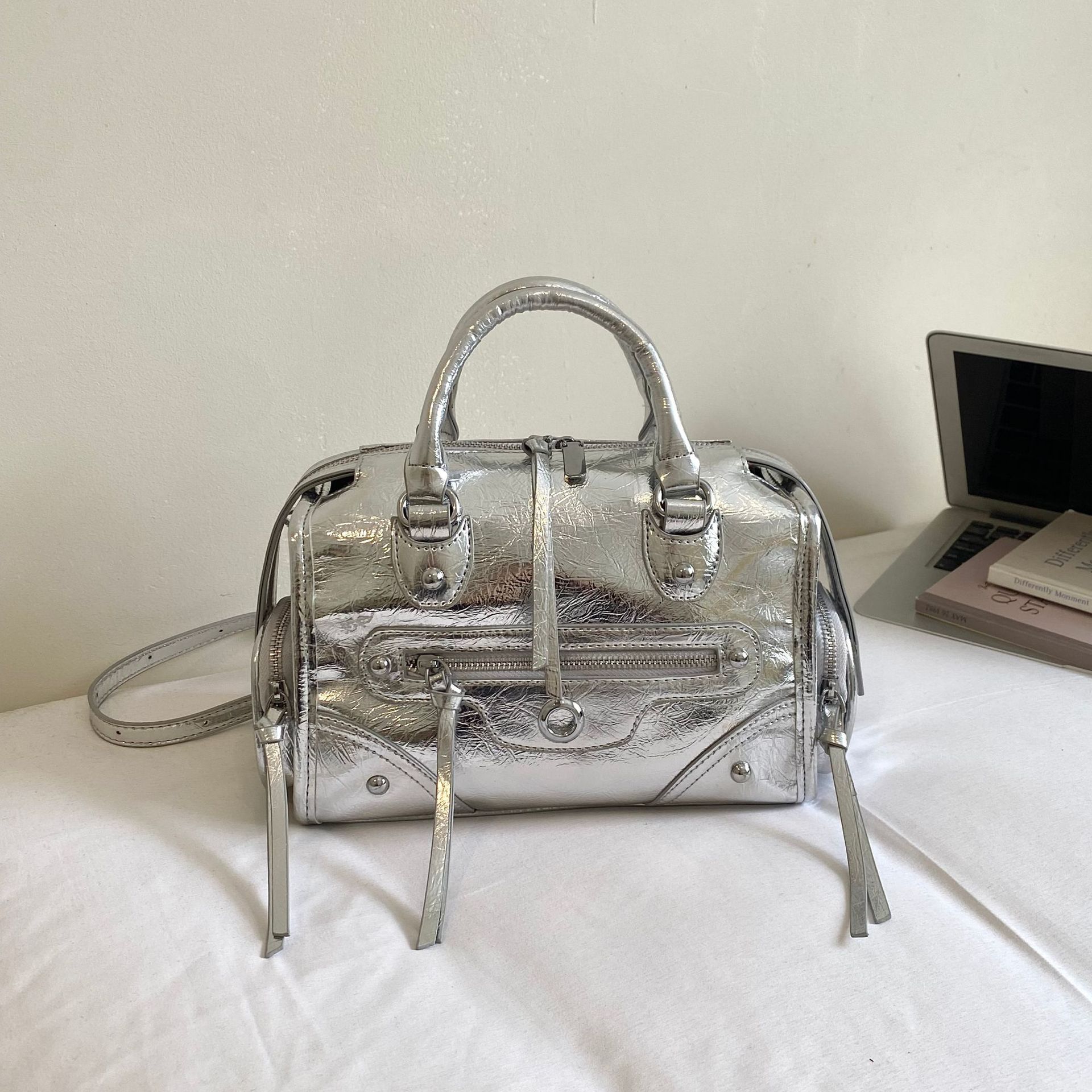 Bolsas de motocicleta retro transfronterizas de moda extranjera bolsas de remaches diarias Europa y América bolsas de hombro de Boston