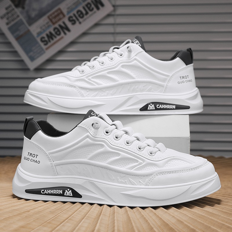 Zapatos de hombre primavera zapatos de skate de cuero estudiantes zapatos bajos de fondo plano zapatos de marea blanca pequeños zapatos casuales de hombre cuatro temporadas 2025