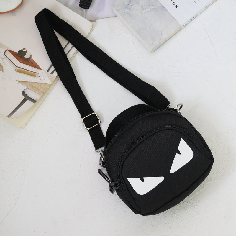新款時尚多用斜挎胸包 黑色休閑運動單肩包 網紅潮牌小布包