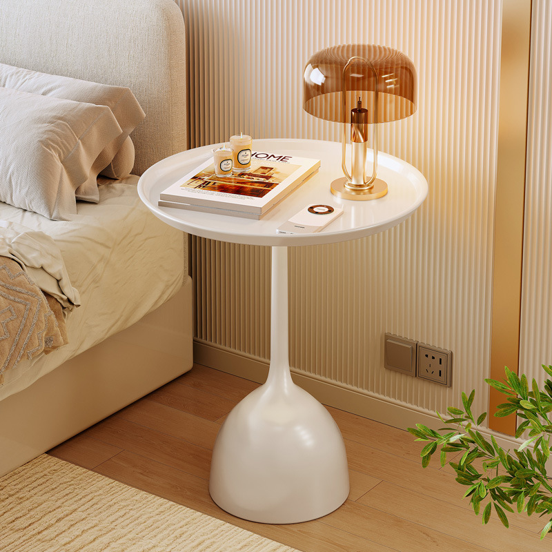 Mesa lateral pequeña de la cabecera de la cama de estilo crema, dormitorio, mesa de centro pequeña para el hogar, estante de hierro simple, balcón creativo, mesa redonda pequeña