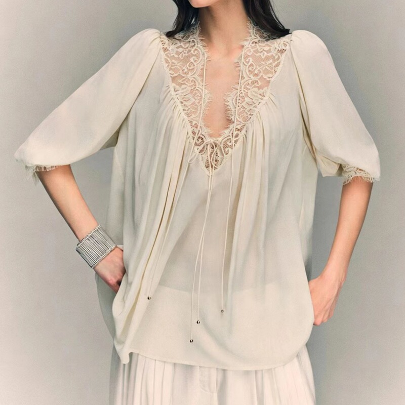 In Stock: Soft Gauze Lace V-Neck Top with Tie-Up Pleated Puff Sleeve Design, Gentle and Elegant Style, Loose-Fitting Blouse