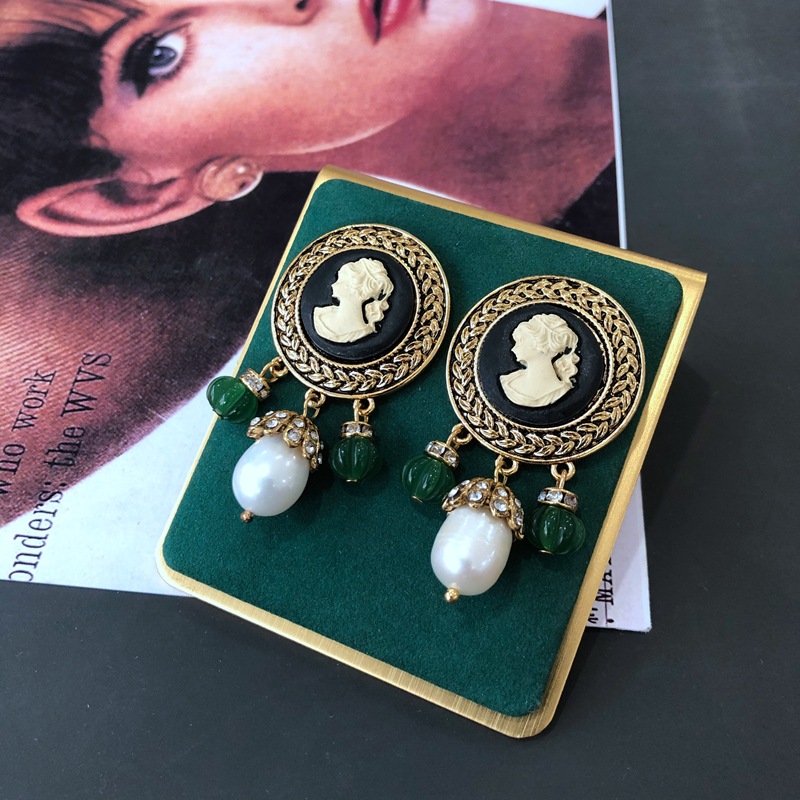 Electroplated Real Gold Retro Human Head Portrait Silver Stud Earrings Cultured Pearl Earrings Gem Diamond Earrings display picture 15