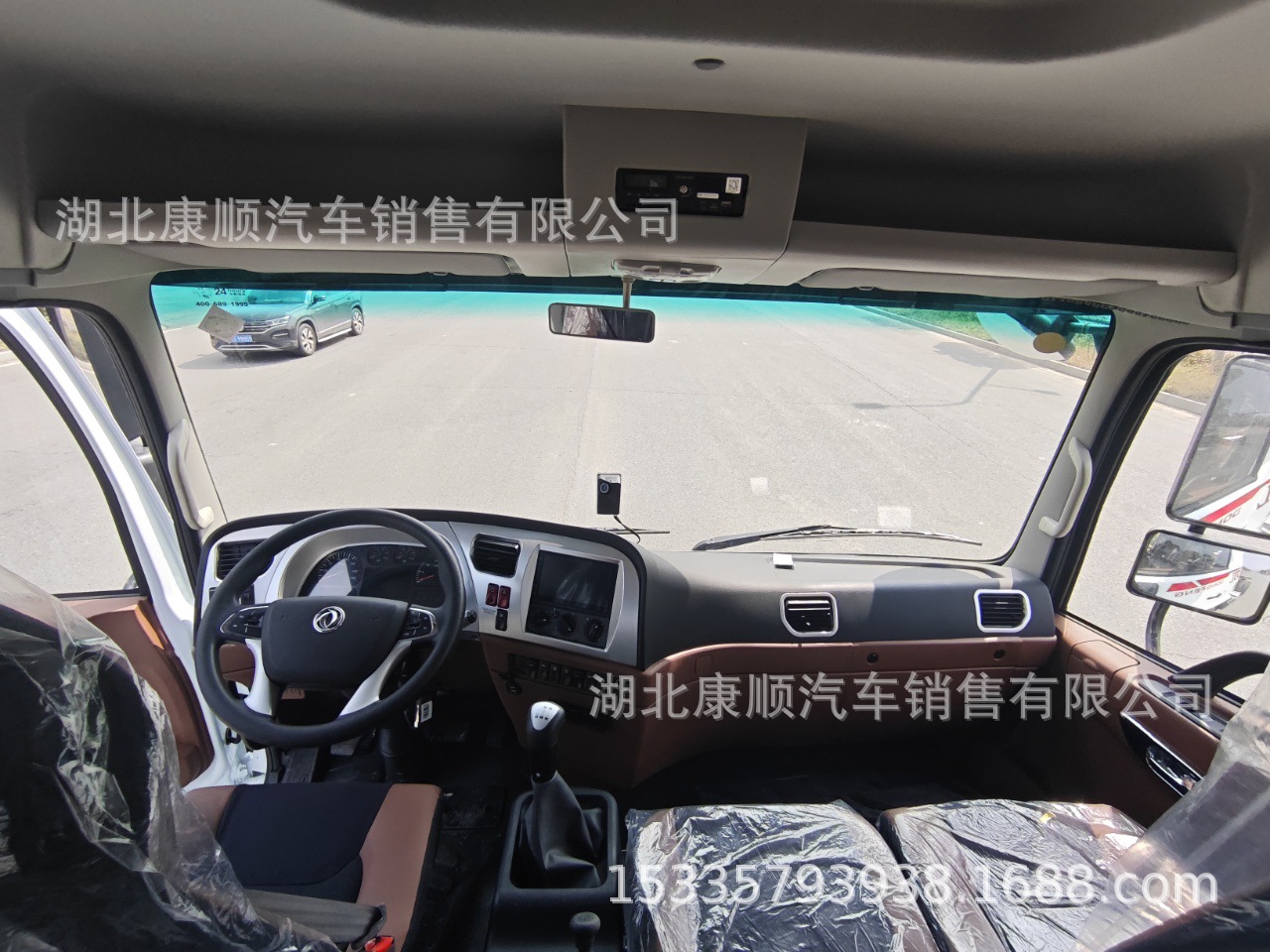 New Dongfeng D3L rear dual-axle water tanker truck, meeting China's National VI emission standards, 19-ton capacity, suitable for large construction sites, highway landscaping, and water spraying