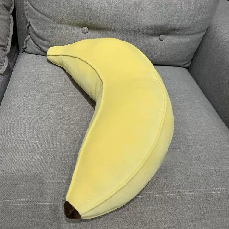 Ins風上海ニトリは同じバナナのぬいぐるみが枕を抱いています。