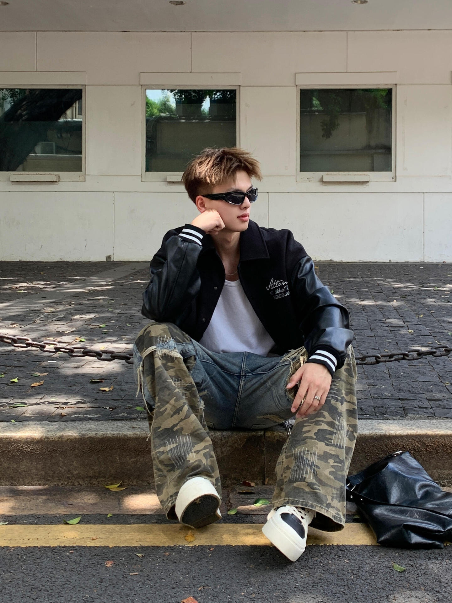 Junge Europäischen Und Amerikanischen Stil Pad Tuch Camouflage Patchwork Zerrissene Jeans 2025 Neue Street Fashion Design Lose Gerade_voghion.com