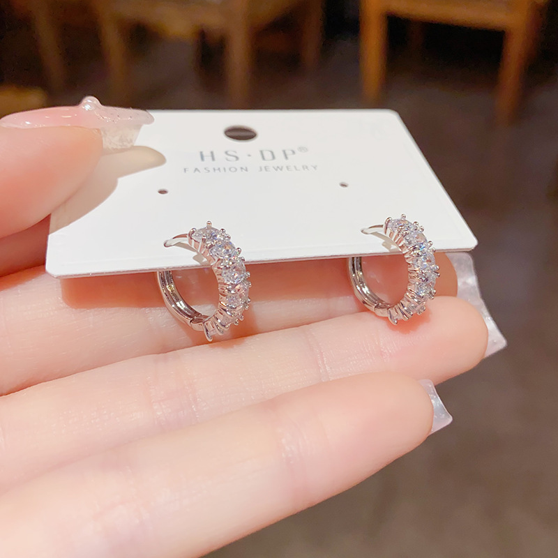 Internet celebridad estilo pequeño exquisito elegante circón oído hebilla de moda todo fósforo oído anillo nicho diseño Super Flash pequeñas gotas para los oídos pendientes