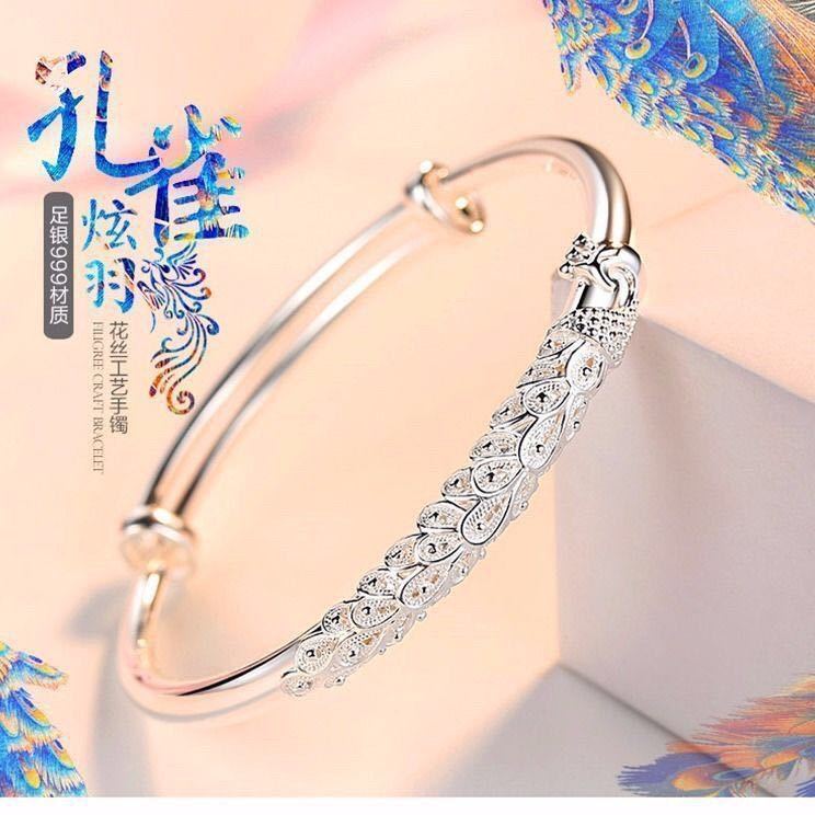 ファッションの震える音の金のバレンタインデーは銀の腕輪の女性をめっきします。|undefined