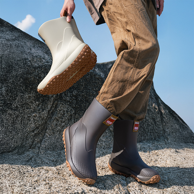 Botas de lluvia alemanas tubo medio para hombre 2025 nuevas botas de lluvia de moda zapatos antideslizantes para exteriores zapatos de goma impermeable ligera